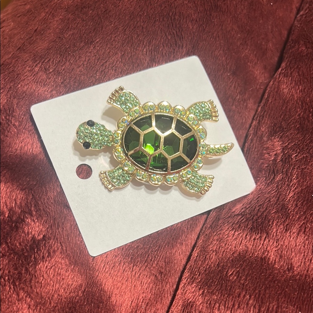 Elegant Green Turtle Brooch - Picture 3 of 4